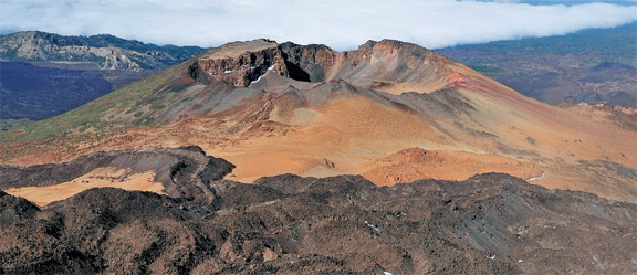 Widok na stożek wulkaniczny w Las Cañadas del Teide